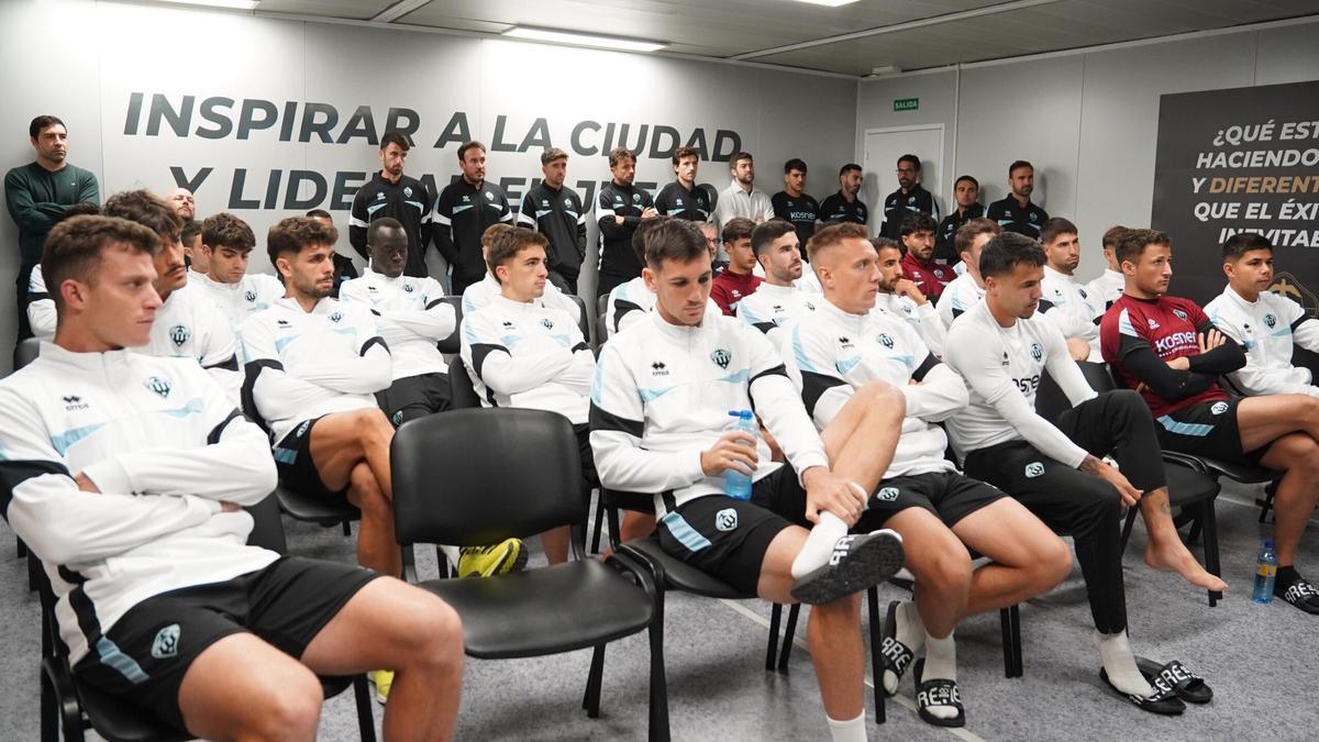 Los jugadores del Castellón, durante la charla en las instalaciones de Borriol.