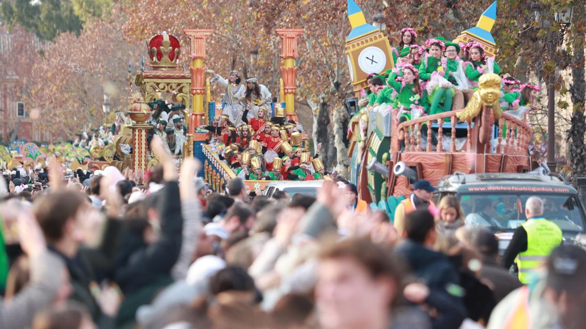 Varias carrozas durante la Cabalgata de Reyes Magos de Sevilla en 2025
