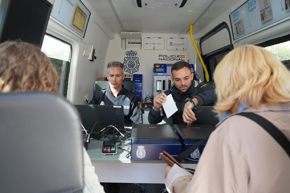 Los vecinos de Santa Eulària deben solicitar cita previa para renovar el DNI.