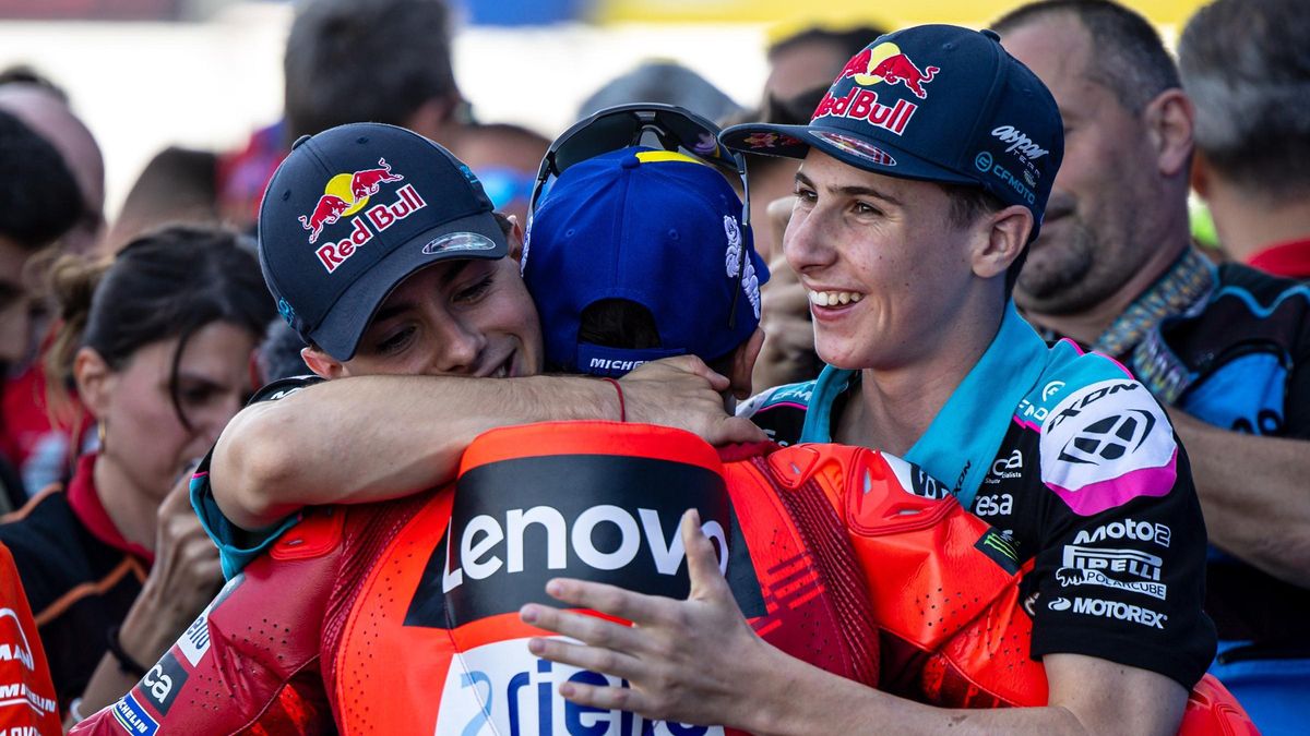 La mirada reverencial de dos campeones que idolatran al profesor Márquez