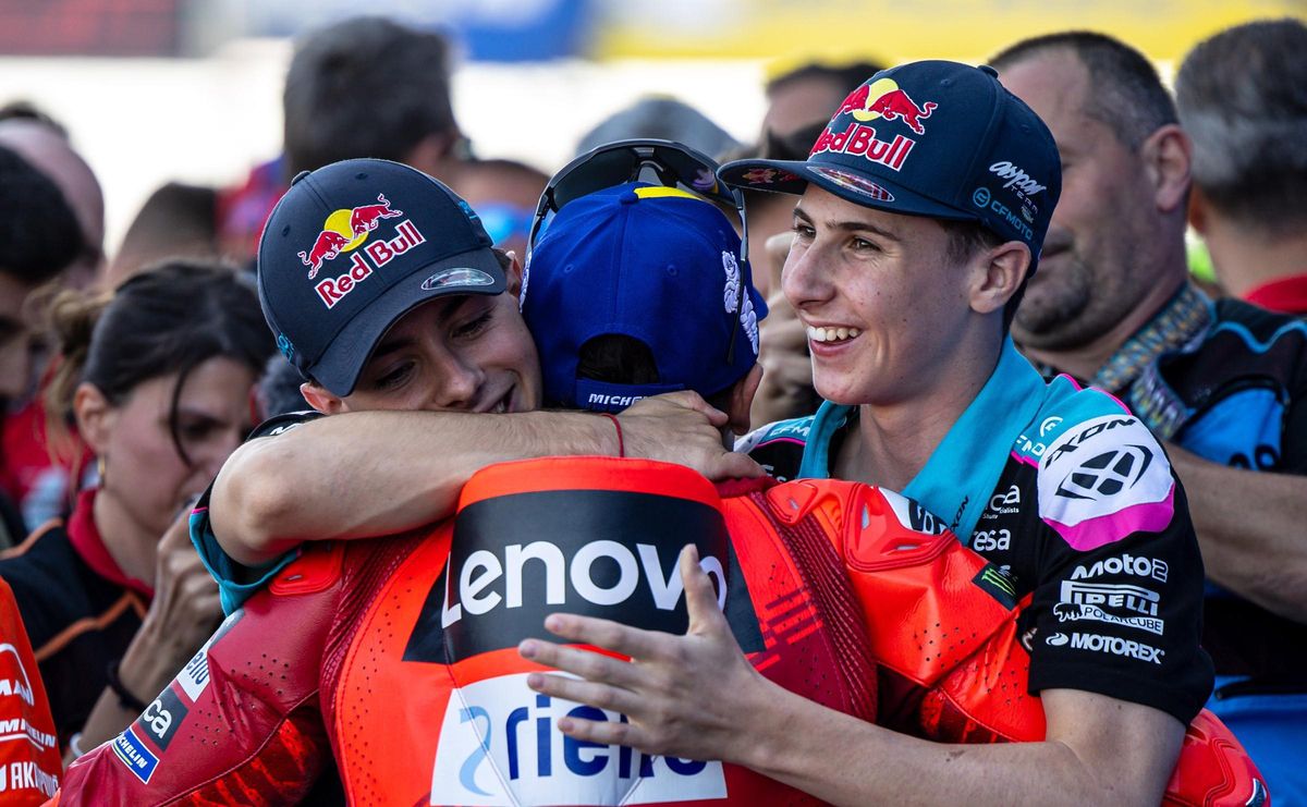 David Alonso y Maximo Quiles felicitan a su ídolo Marc Márquez en Hungria. David Alonso y Maximo Quiles felicitan a su ídolo Marc Márquez en Hungria.