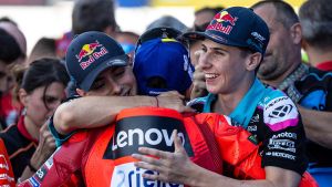 David Alonso y Maximo Quiles felicitan a su ídolo Marc Márquez en Hungria.