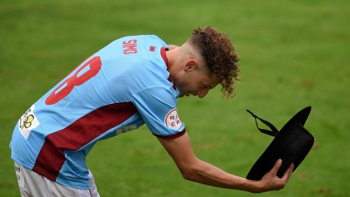 Simo Bouzaidi, con el sombrero cordobés, tras anotar el gol del triunfo del Córdoba CF ante el San Roque de Lepe, este sábado.