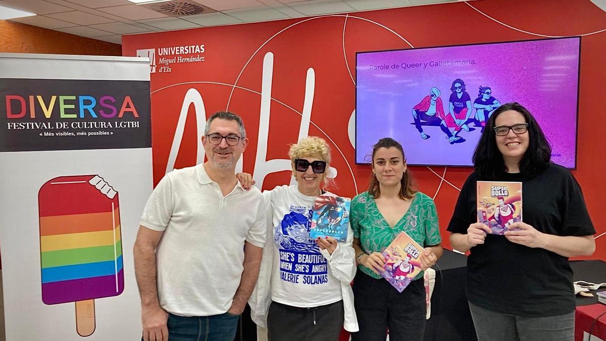El moderador Víctor M.Sánchez con las autoras Parole de Queer y Galletamaría tras la presentador, ayer.