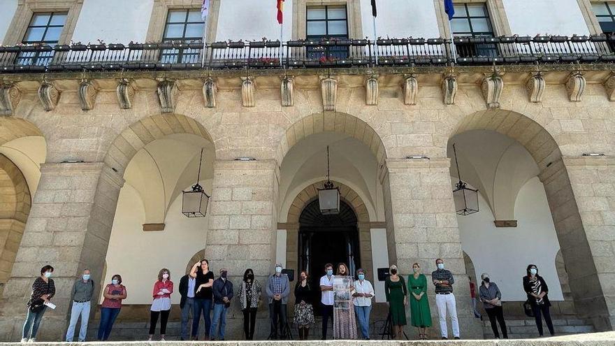 Protesta de ayer a las puertas del Ayuntamiento de Cáceres.