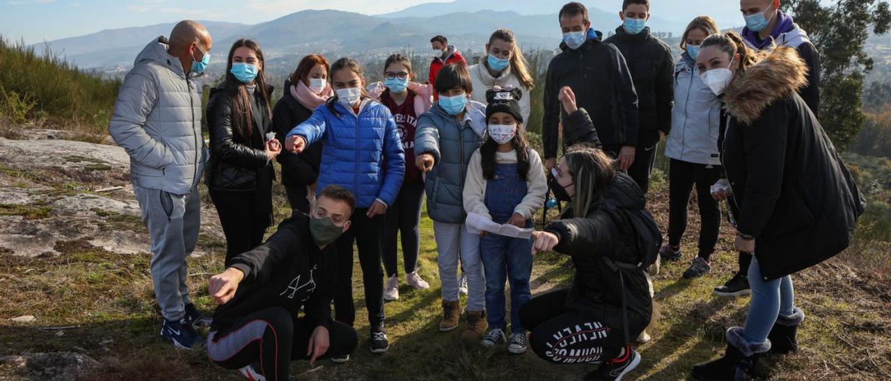 Un grupo de participantes de la ruta busca la siguiente pista para encontrar el cofre del tesoro. // A.G.