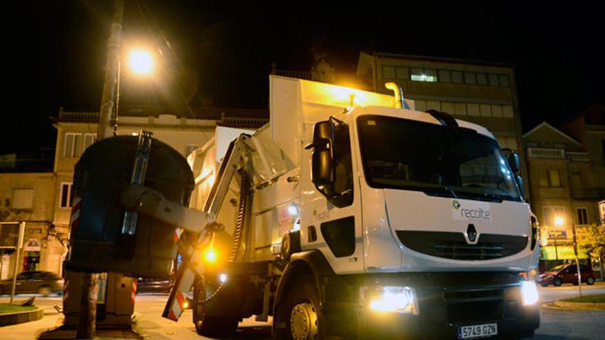 Un camión de Recolte recoge los residuos por la noche en el centro urbano de Cangas.  // Gonzalo Núñez