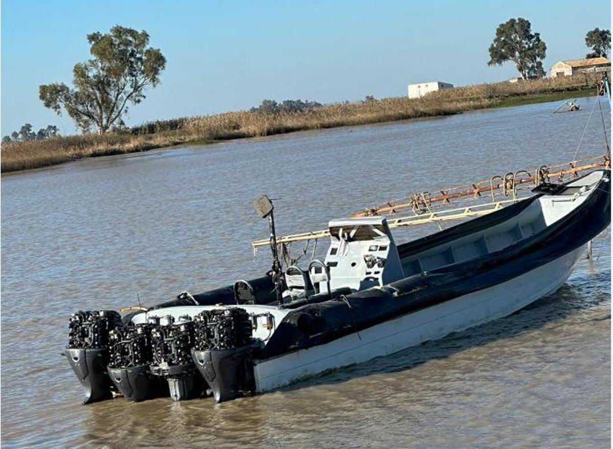 Una narcolancha en un caño del Guadalquivir. Se les averió a los traficantes, que desguazaron lo que les interesaba y la dejaron al pairo.