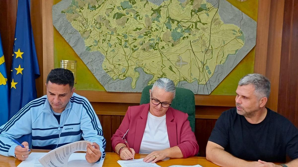 Por la izquierda, Miguel López Cedrón, Eva María Pérez y José Antonio González, firmando el convenio de colaboración