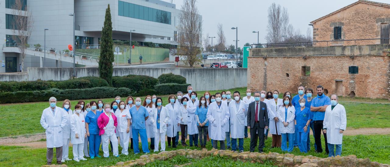 El grupo de sanitarios que participó en el trasplante con el director gerente, Josep Pomar, con traje y corbata, en el medio