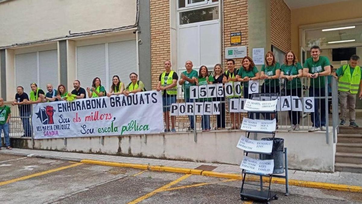 Profesores y profesoras del IES María Enríquez, en el acto del pasado viernes