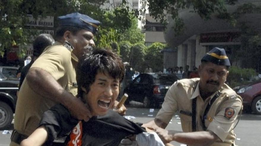 Policías indios detienen a un manifestante protibetano en Bombay.