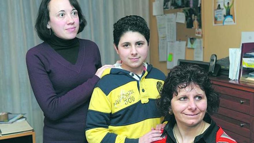 Por la izquierda, Carmen María Pérez, psicóloga de Galbán, Josito Pérez y su madre, Balbina Menéndez, el pasado jueves en la sede de la asociación.