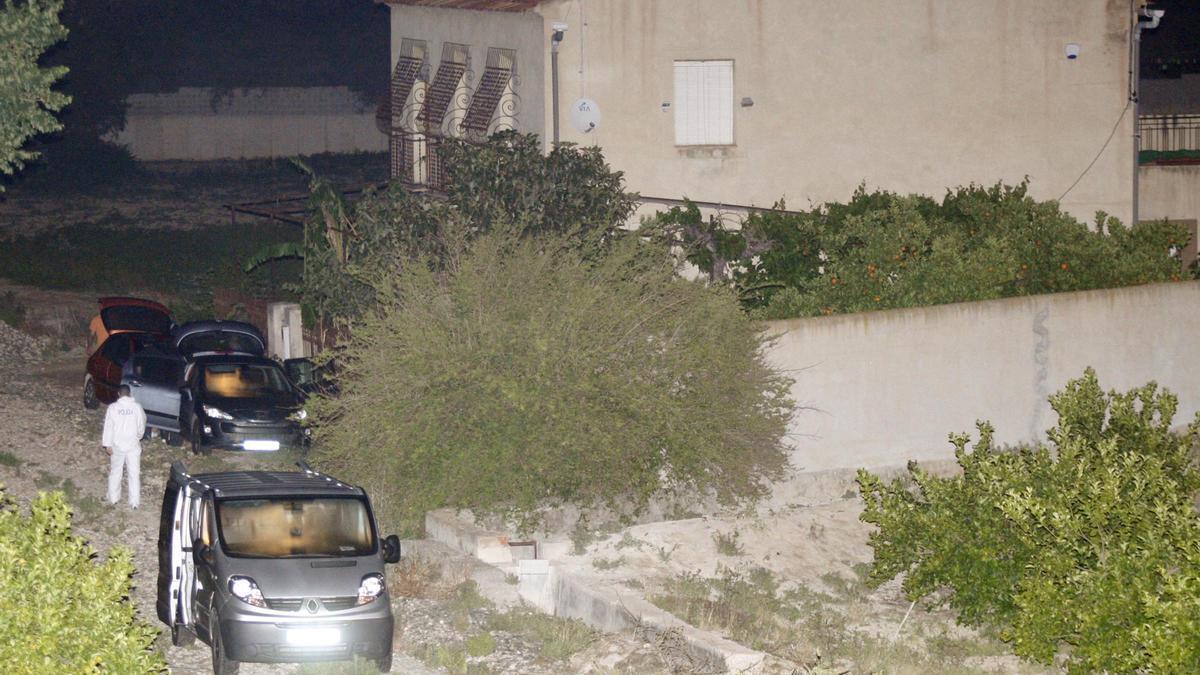 La Policía Científica, en el huerto de Alquerías la noche que se hallaron los cuerpos de los holandeses.