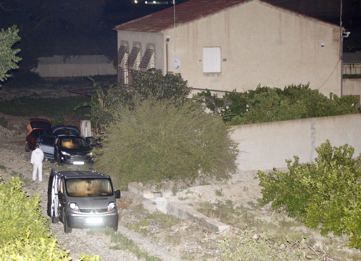 La Policía Científica, en el huerto de Alquerías la noche que se hallaron los cuerpos de los holandeses.