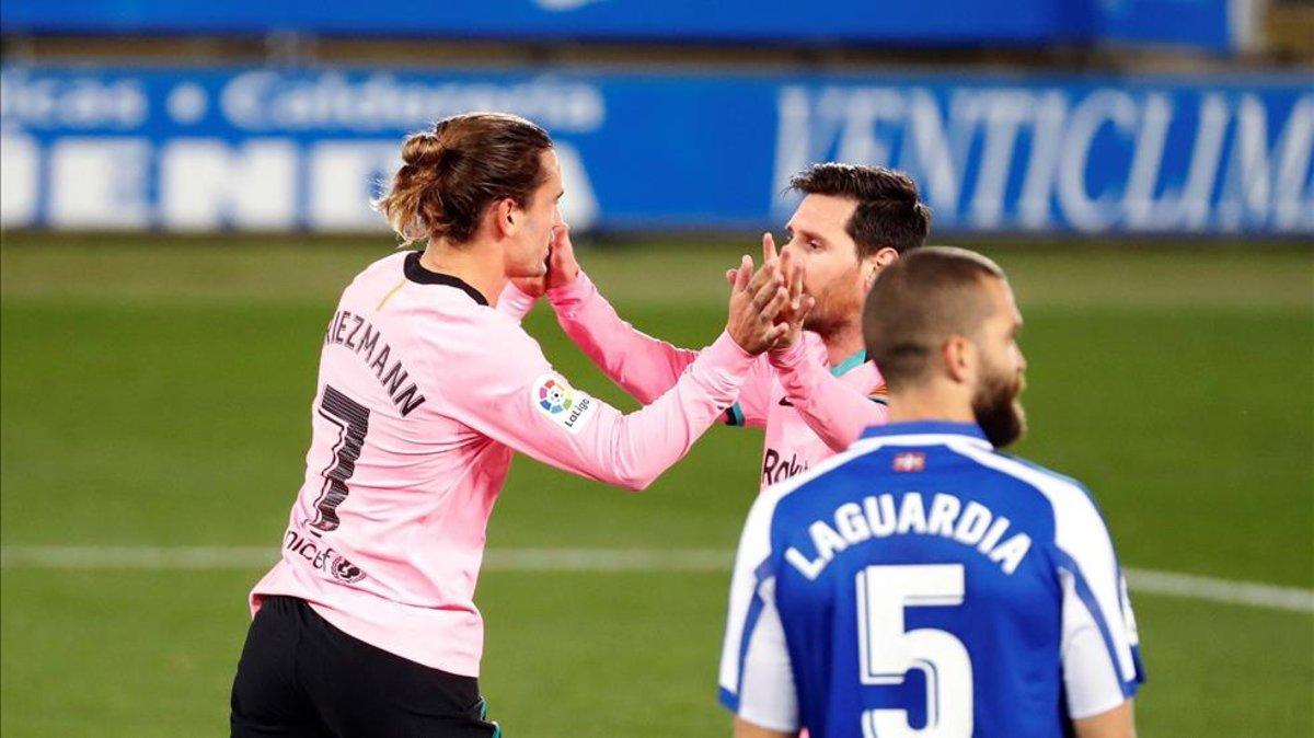 Griezmann celebra con Messi el único gol del Barça ante el Alavés