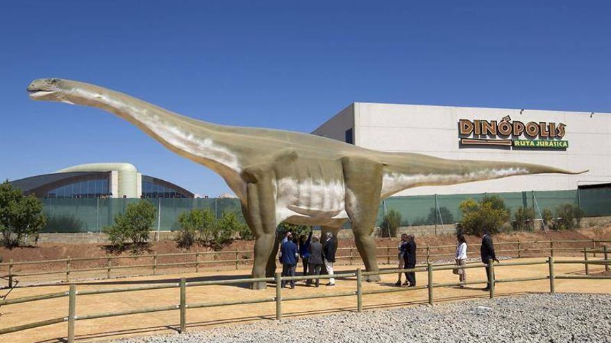 Dinópolis incorpora una recreación de 30 metros del mayor dinosaurio europeo