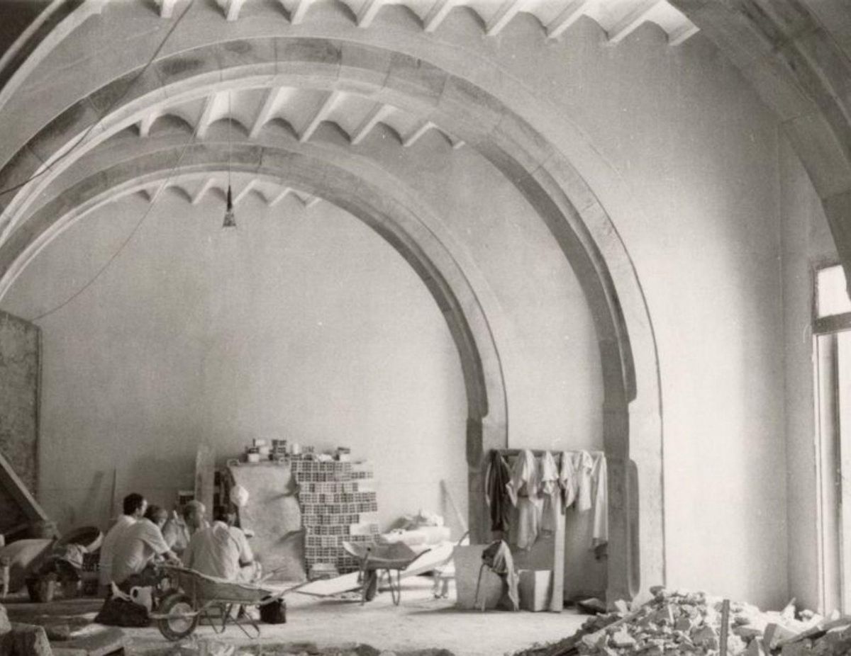 Obres de consolidació en el Saló de l’Arxiu (ara sala d’exposicions) 16-08-1990. | G.JAÉN EN «LA VILA I EL RAVAL»