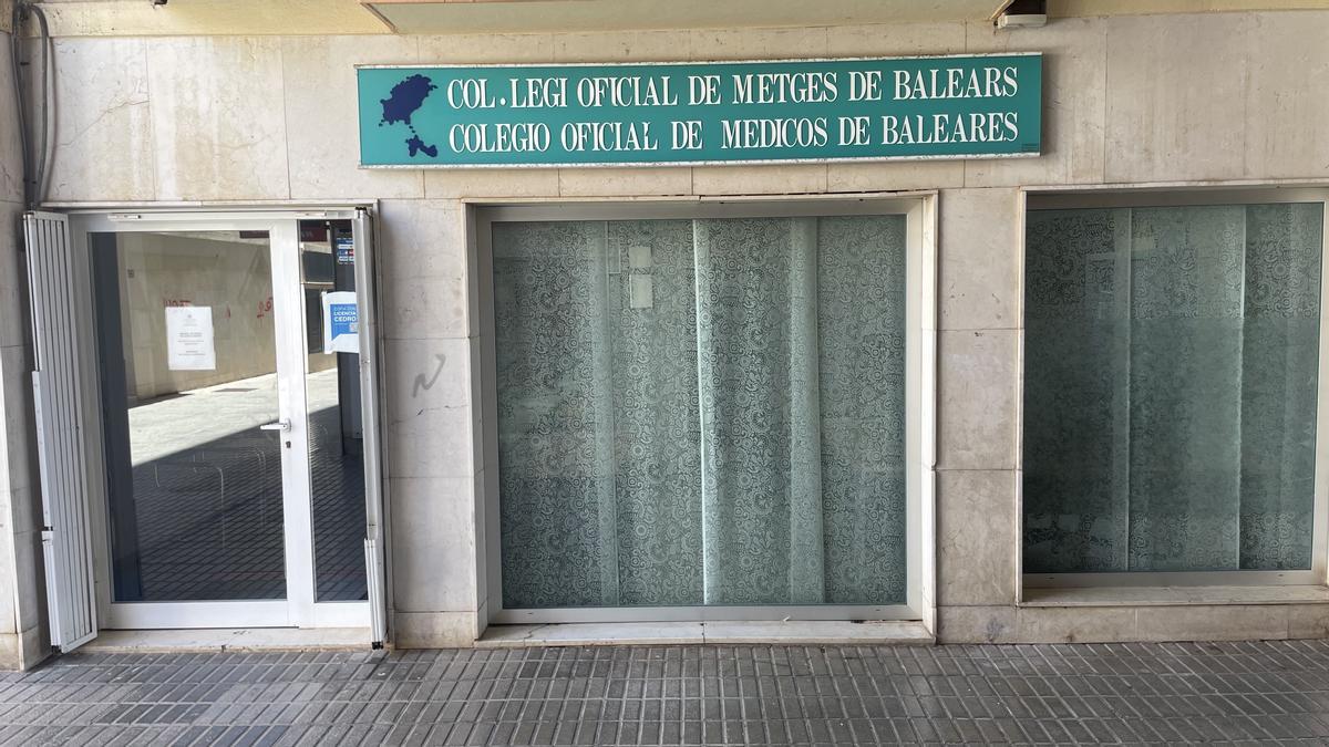 Fachada de la sede de Ibiza de Colegio de Médicos, en el pasaje de la calle Cataluña.
