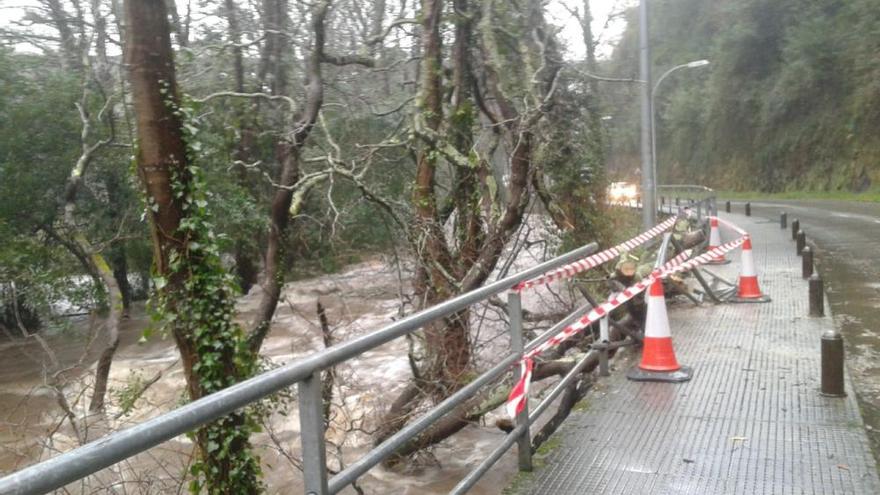 Temporal en Asturias: El río Negro a su llegada a Luarca