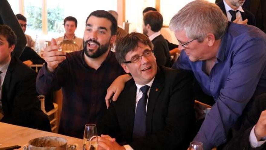 Carles Puigdemont amb militants del PDeCAT a Sant Sadurní d&#039;Anoia.