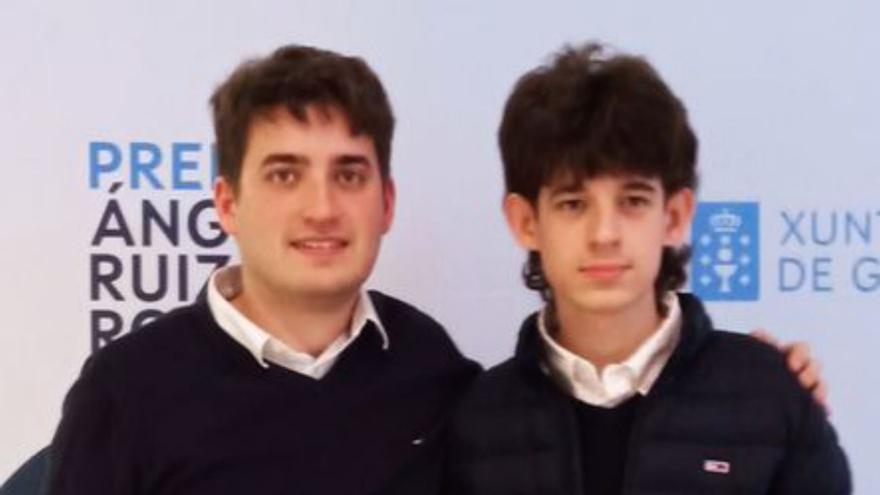 Brais Costas, a la izquierda, con su hermano.