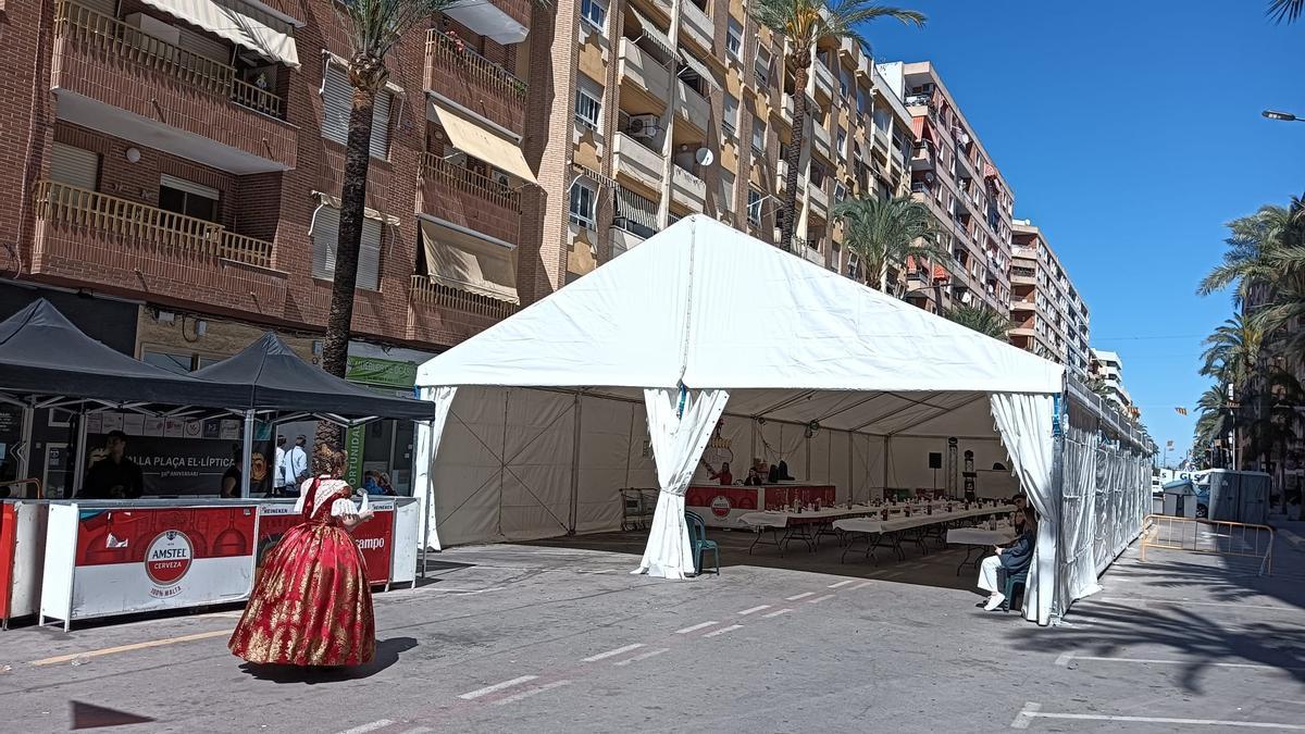 Vista de la carpa en la avenida República Argentina.