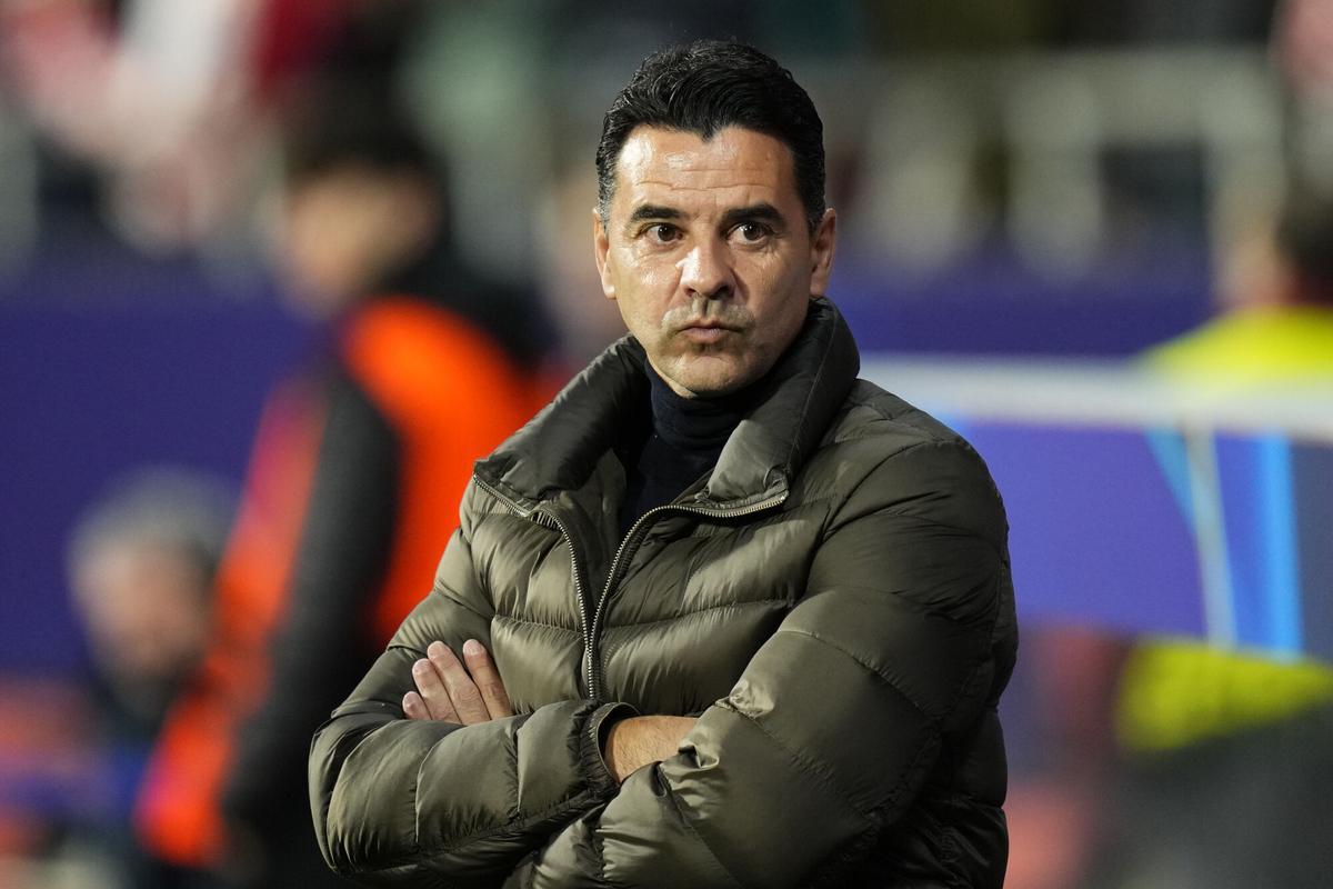 GERONA, 29/01/2025.- El entrenador del Girona, Miguel Ángel Sánchez "Míchel", durante el partido de la Liga de Campeones que Girona FC y Arsenal FC disputan este miércoles en el estadio de Montilivi. EFE/Siu Wu