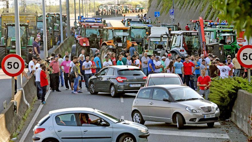 Retenciones por la protesta de los ganaderos // EFE