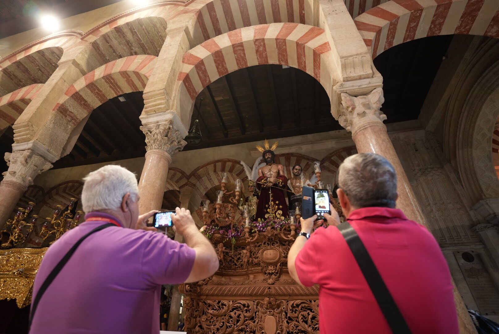 La imágenes del Magno Vía Crucis expuestas en la Mezquita Catedral