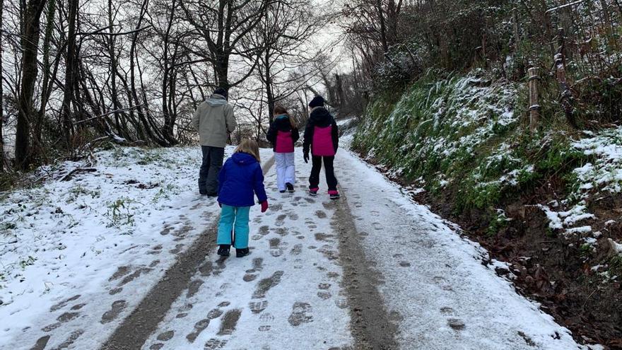 Una familia jugando con la nieve en Suares, Biemenes.