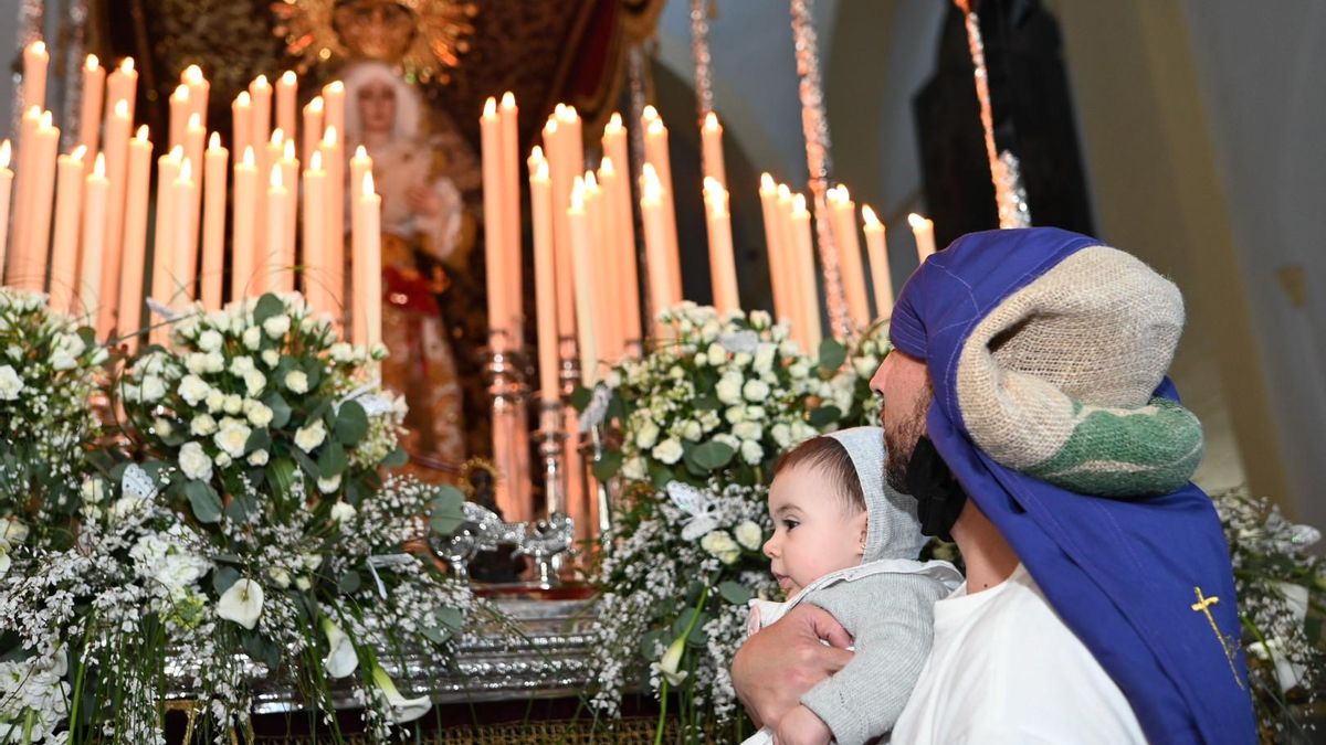 Un costalero se presenta ante la Virgen de la Esperanza, en la iglesia de San Andrés, esta tarte.