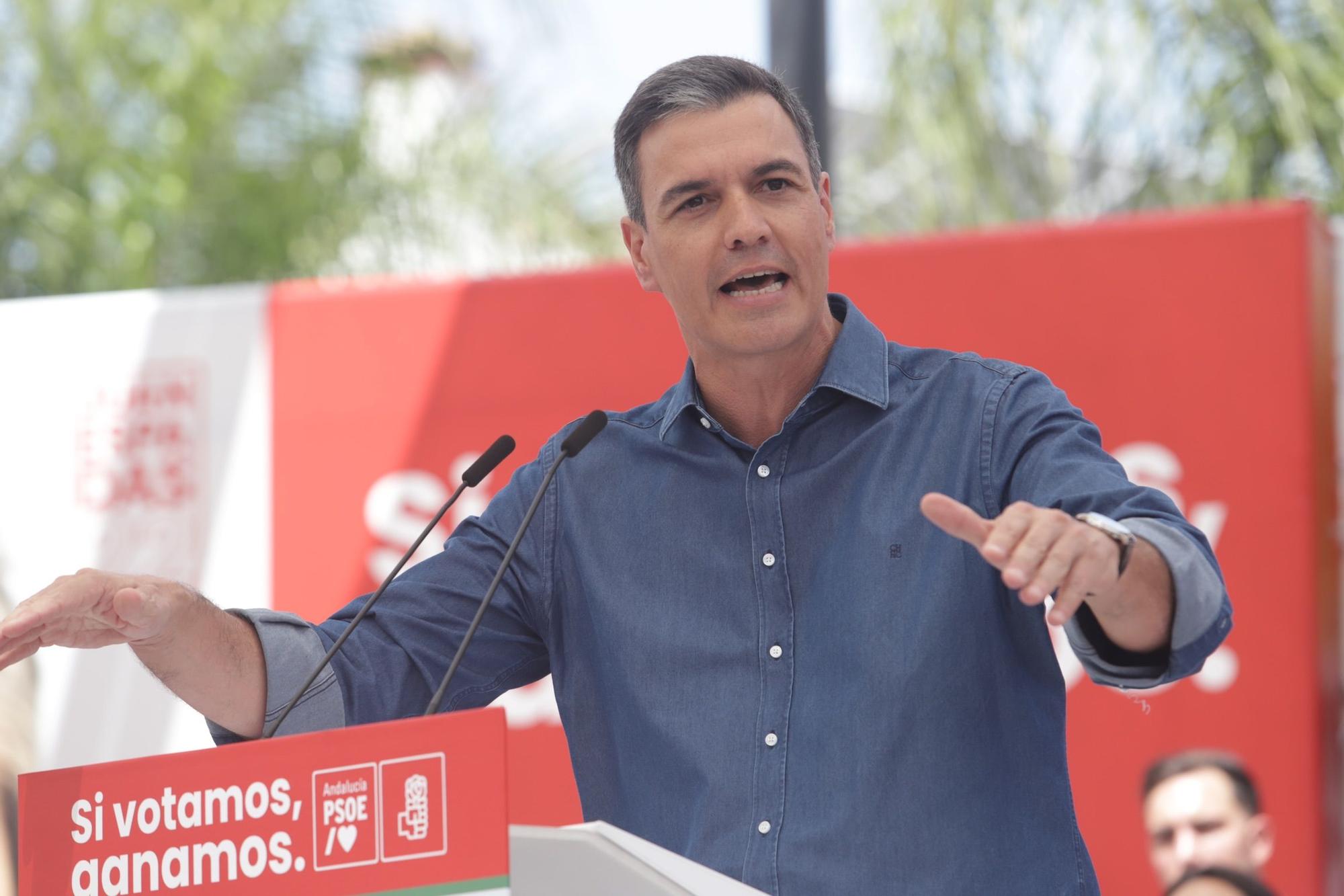 El secretario general del PSOE y presidente del Gobierno, Pedro Sánchez, en el acto electoral de campaña en Cártamar (Málaga).