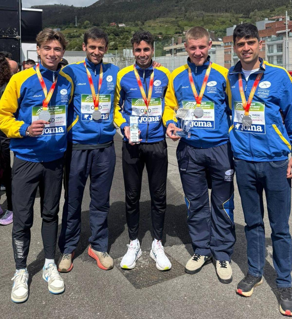 El equipo asturiano que fue plata en el Naranco. Por la izquierda, Diego Menéndez, Andrés González, Francisco Llera, Vladimir Averianov y Bruno Argüelles.