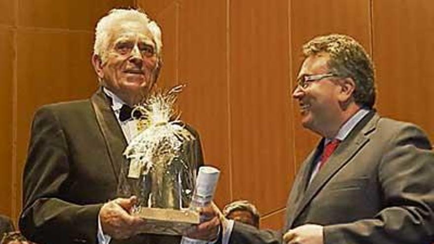 El presidente de Acopovi entrega el premio a Zdanavicius.  // J. Lores