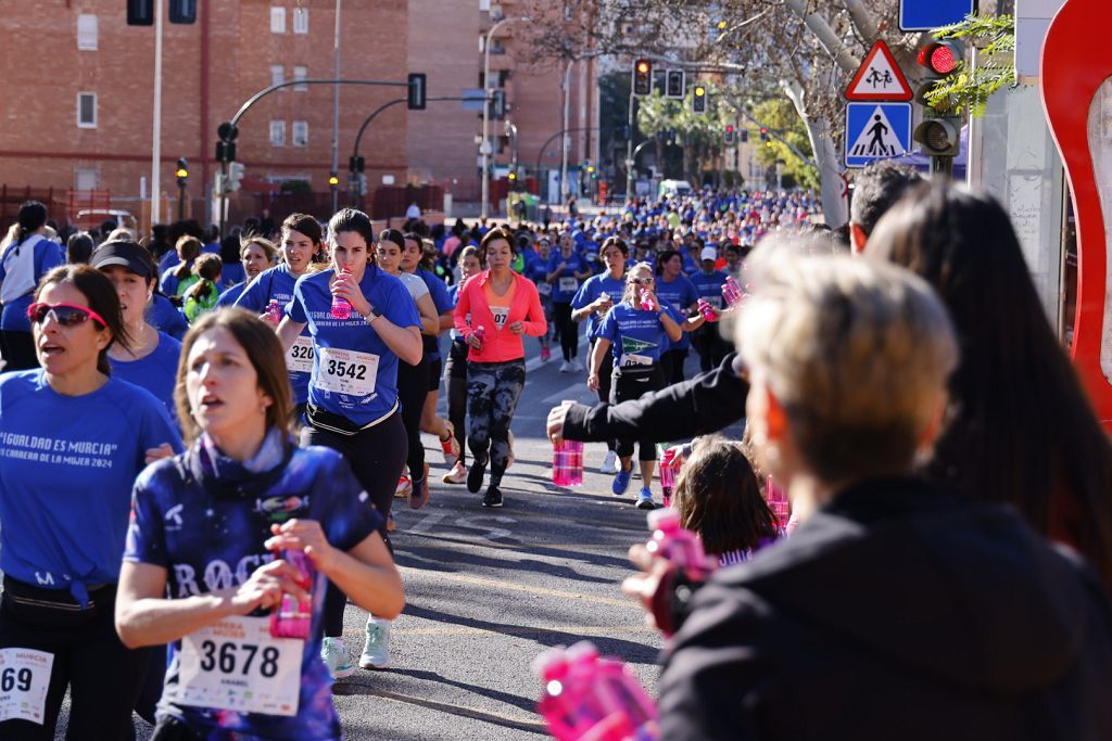 Imágenes del recorrido de la Carrera de la Mujer: avenida Pío Baroja y puente del Reina Sofía (I)