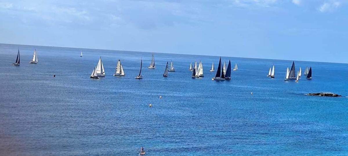 Un momento de la regata dominical del Torneo Cinco Clubes, en Villajoyosa.