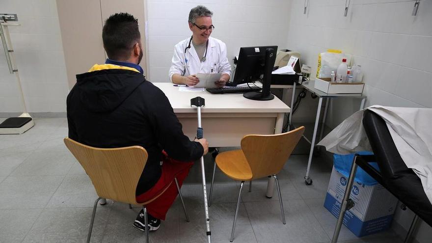 Médico y paciente en una consulta médica