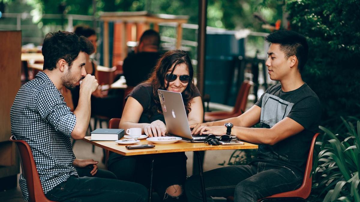 Millennials consultando sus fondos de inversión.