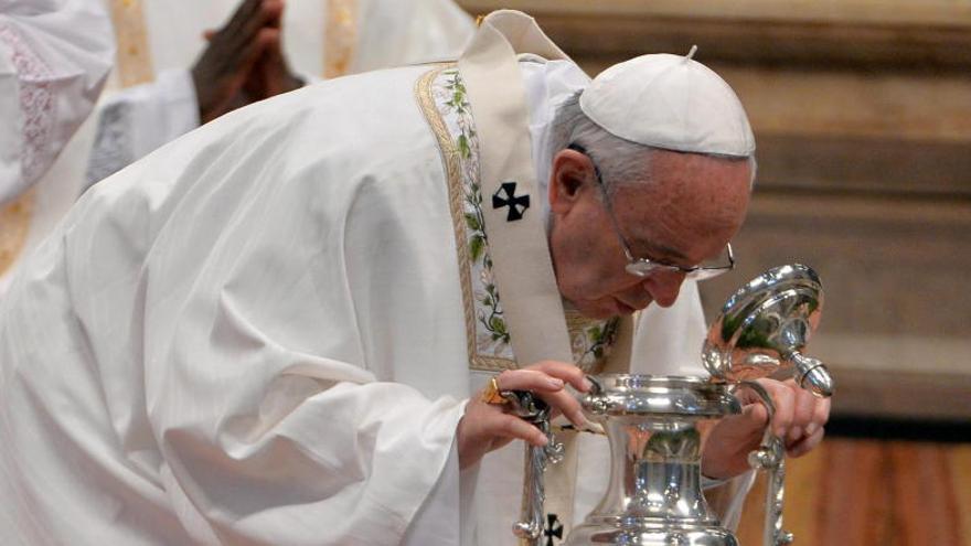 El Papa sopla en una alcuza donde se mantiene la crisma.