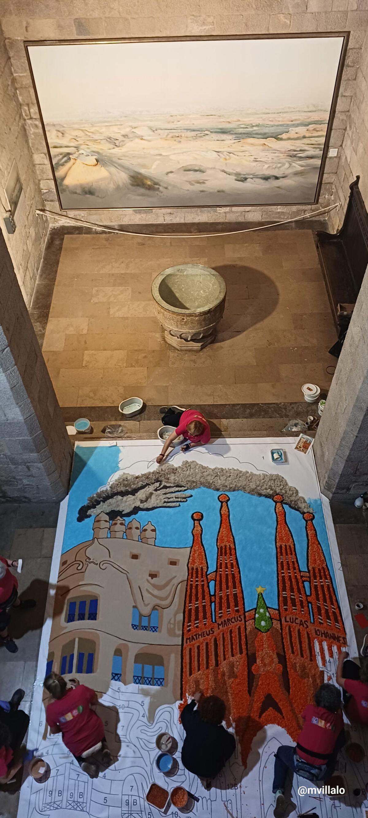 Les imatges del procés d'elaboració de la catifa floral 'El Somni de Gaudí a l'Església de Sant Pere de Figueres.