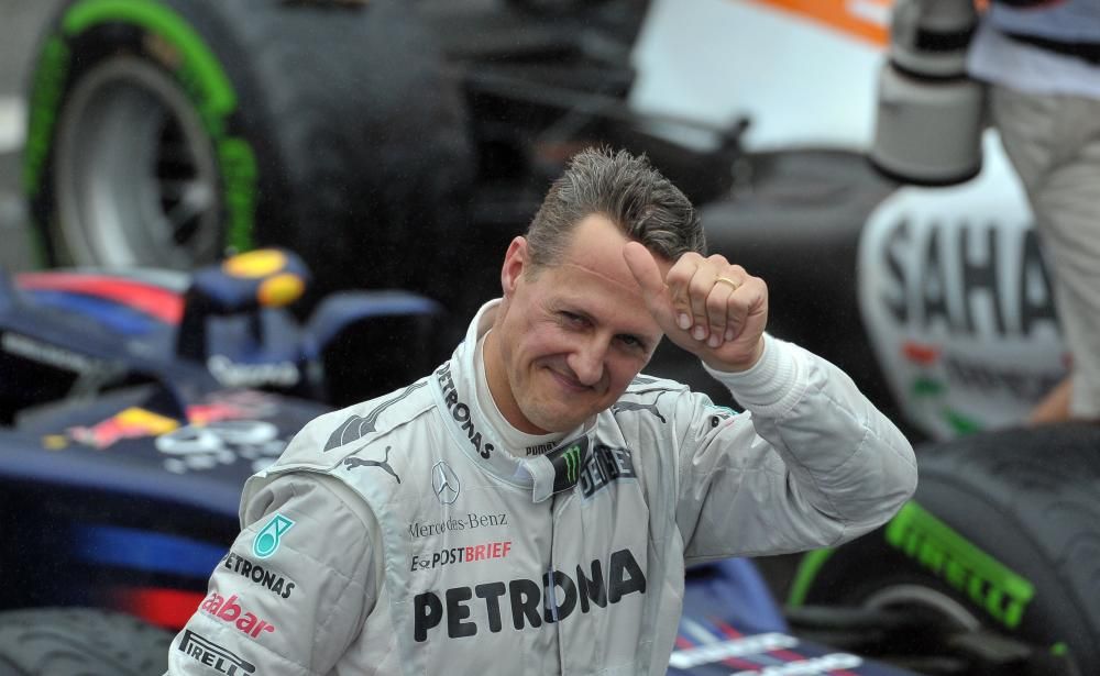 El piloto alemán de Fórmula Uno Michael Schumacher da el visto bueno al final del GP de Brasil