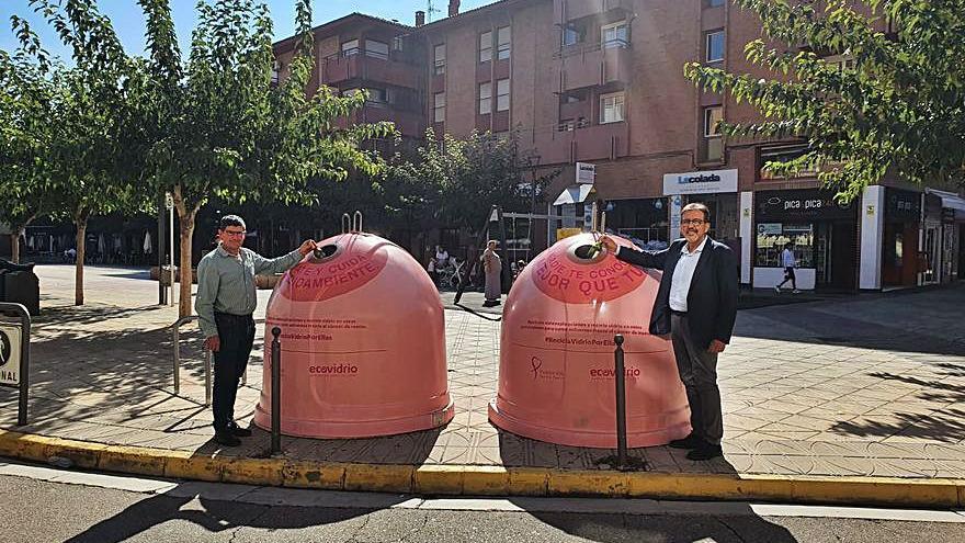 Moreno y el consejero de Residuos, Jesús Ramírez, junto a los iglús. | SERVICIO ESPECIAL