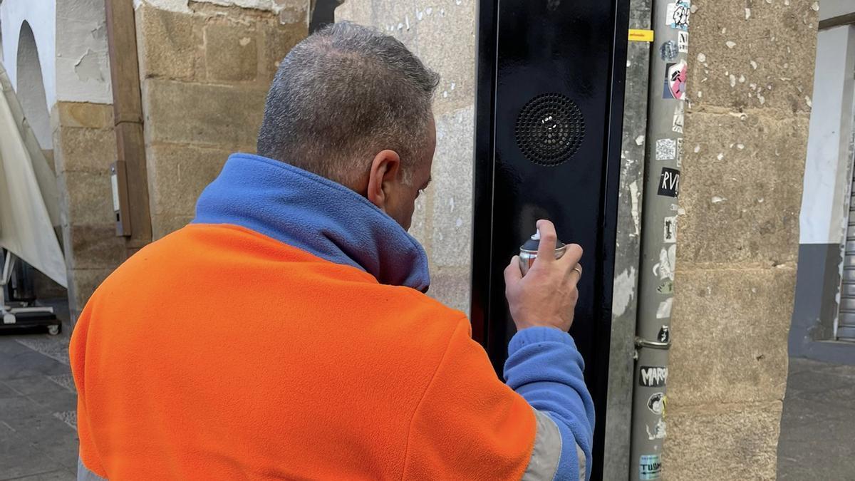 Tareas de limpieza en los tótems de Cáceres