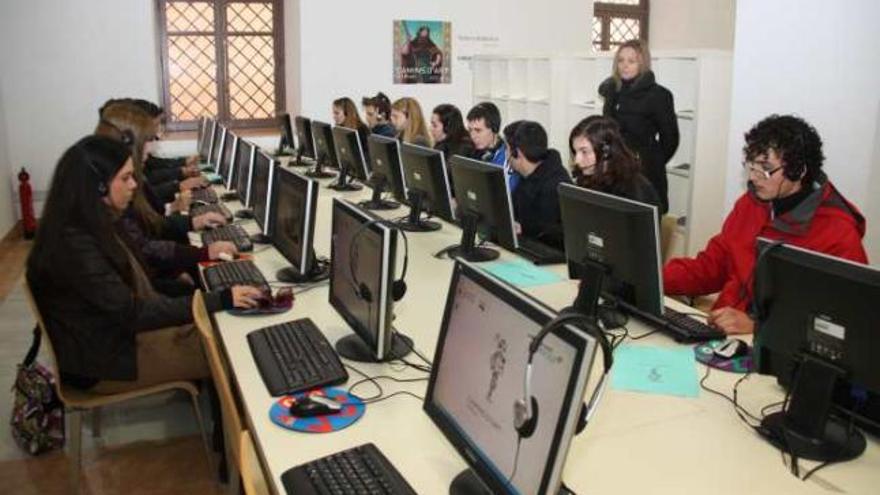 Los estudiantes de Xàtiva en el taller didáctico de la sede del antiguo asilo, en El Camí.