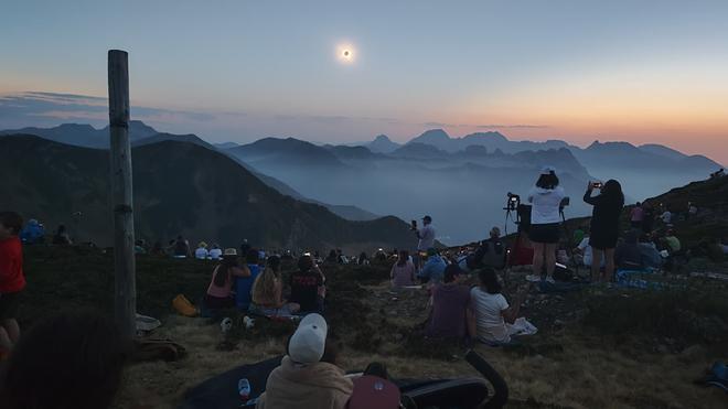 El eclipse total desde Asturias: las mejores fotos de Gijón, Oviedo, Avilés, Centro, Oriente y Occidente