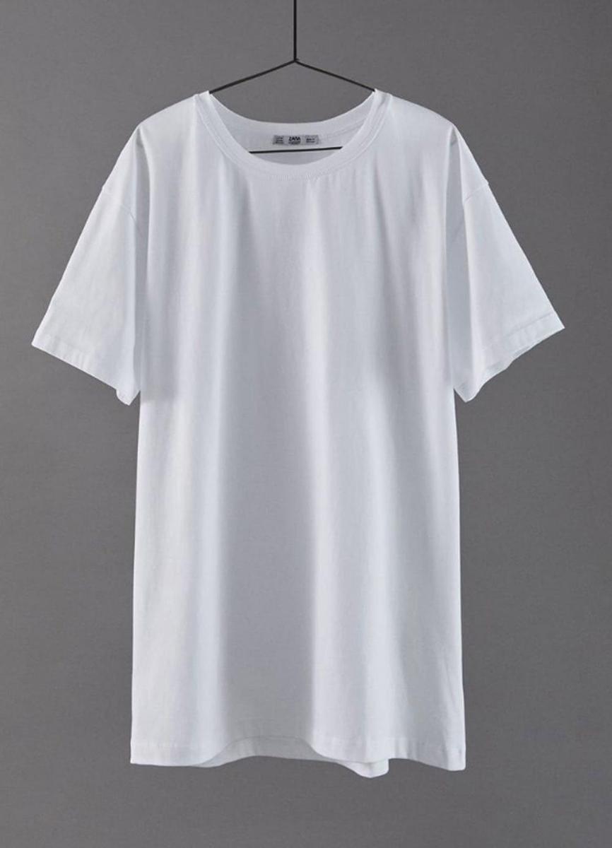 Camiseta blanca oversize de Zara. (Precio: 12, 95 euros)