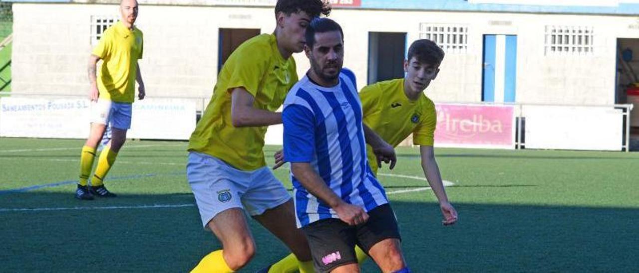 Disputa del balón, ayer, en el campo de San Amaro. |   G. NÚÑEZ