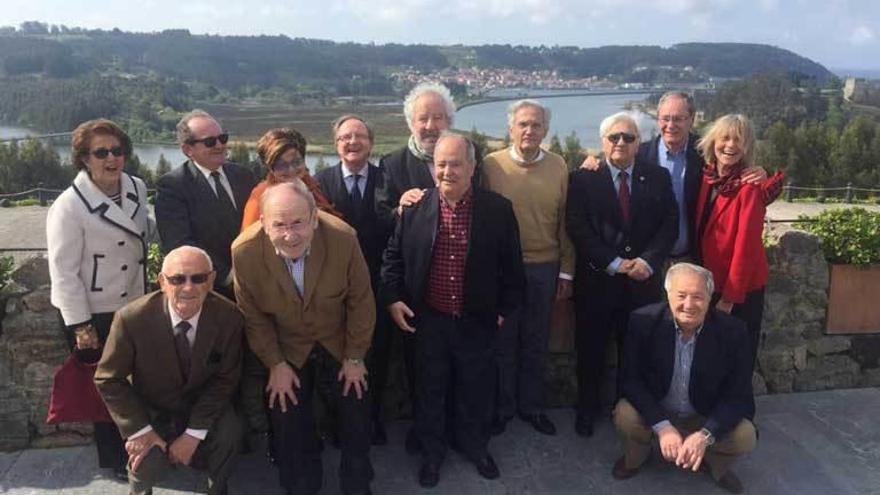 Una reunión de viejos compañeros de política con vistas al Nalón