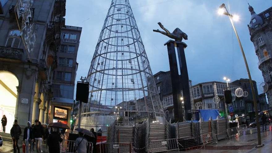 El árbol de Porta do Sol (sobre estas líneas) será el punto de partida del encendido navideño. // R. Grobas